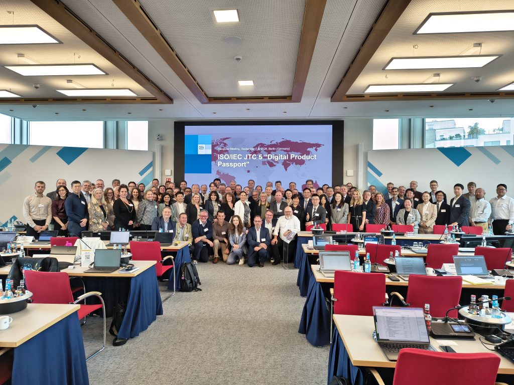 Teilnehmer der Gründungsveranstaltung des neuen ISO/IEC Komitees "JTC 5 DPP".